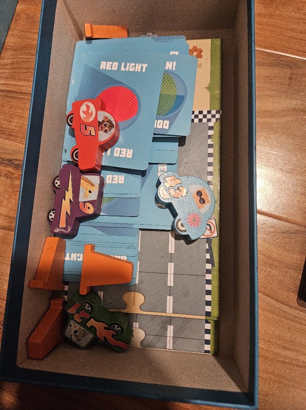 Red Light Green Light! Family Racing Game - Blue Box - Picture 2 of 3